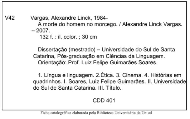 Um menino alegre em fantasias de vampiro mostra seus dentes segurando as  lanternas de jack em suas mãos em um fundo escuro no parque uma criança em  uma fantasia de halloween uma